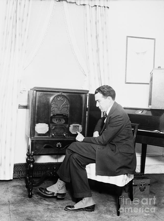 E.f. Mcdonald Operating Radio Photograph by Bettmann