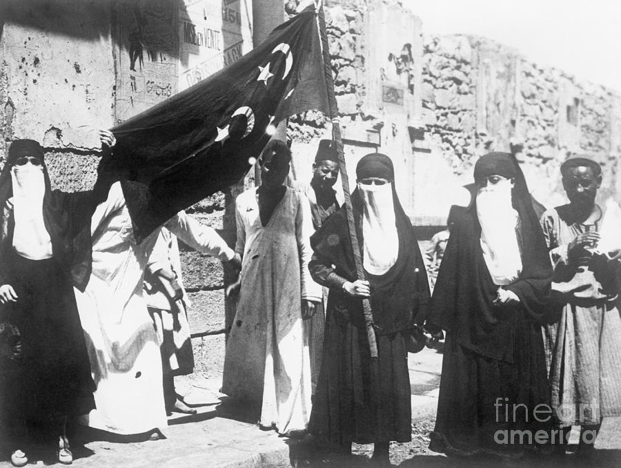 Egyptian Suffragists Displaying Flag Photograph by Bettmann