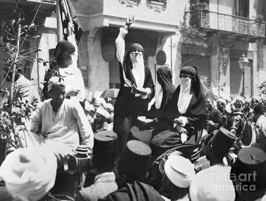 Egyptian Women Speaking On Patriotism Photograph by Bettmann