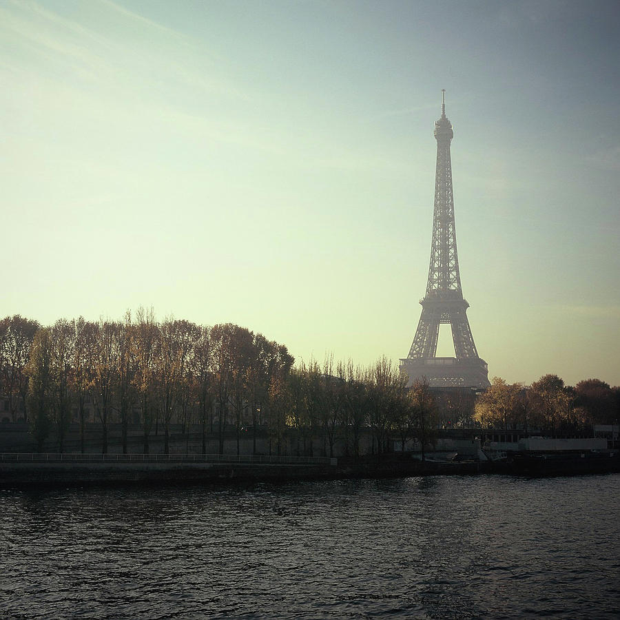 Eiffel Tower by Nuzulu