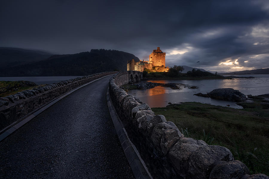Night Photograph - Eilean Donan Castle by Cesar Alvarez Osorio