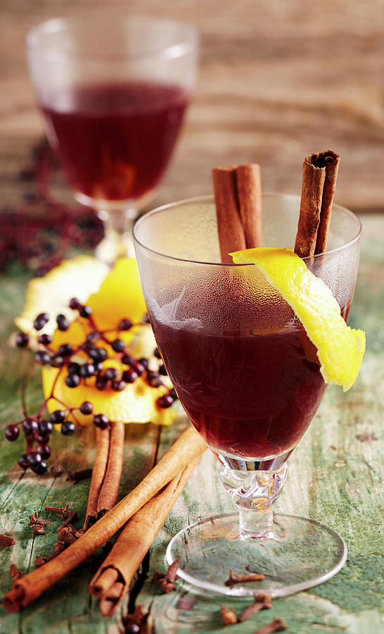 Elderberry And Apple Punch With Orange Peel, Cloves And Cinnamon Sticks Photograph by Teubner Foodfoto