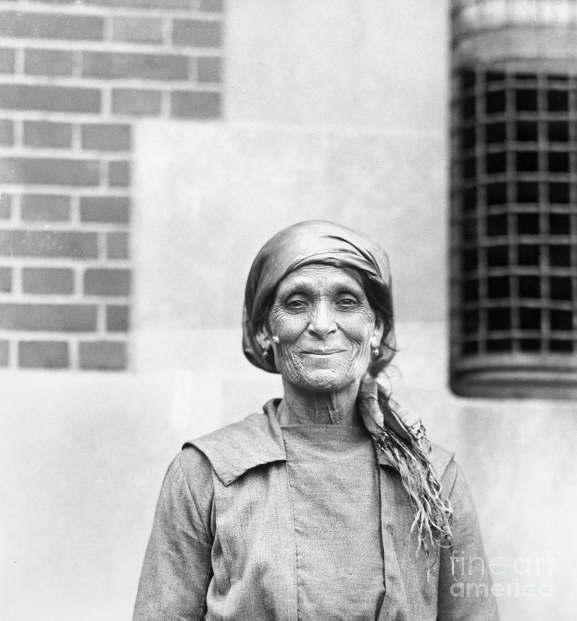 Elderly Italian Woman At Ellis Island Photograph by Bettmann