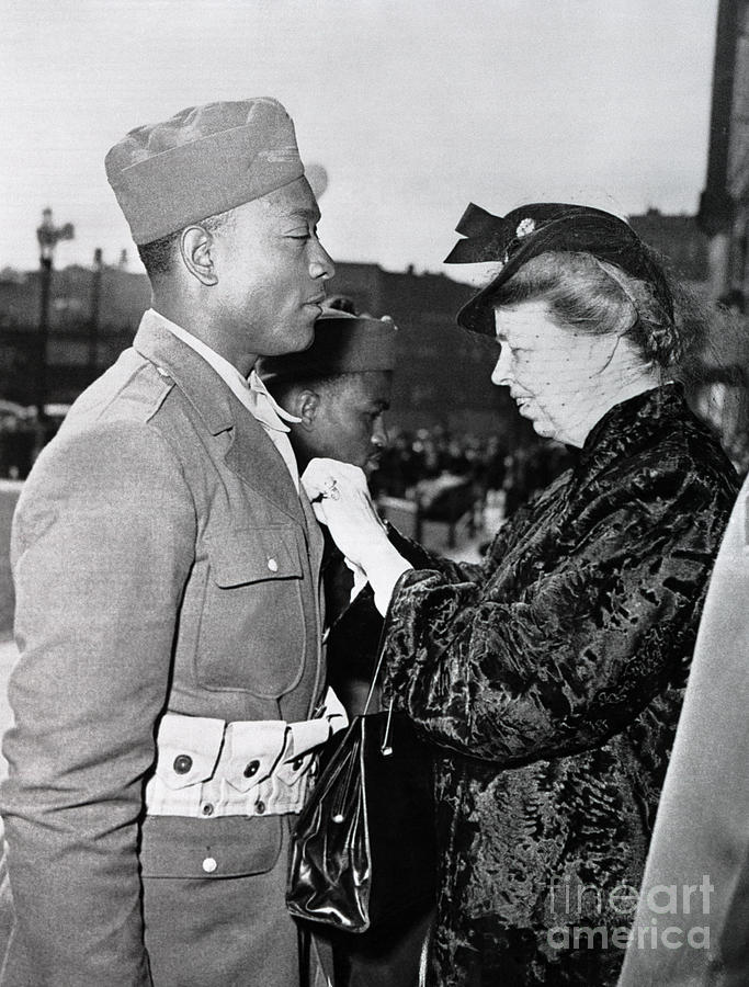 Eleanor Roosevelt Awarding The Soldiers Photograph by Bettmann