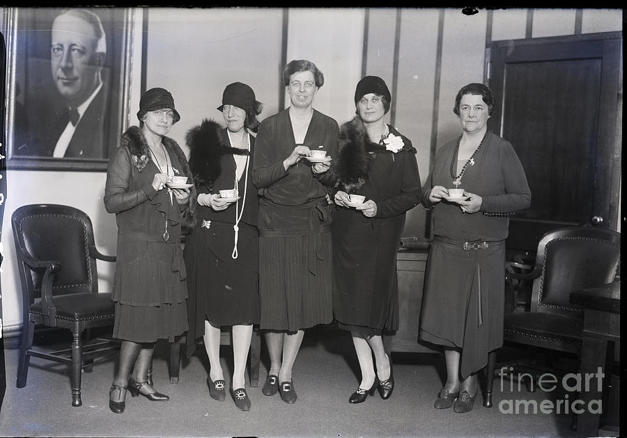 Eleanor Roosevelt Shown With Tea Guests Photograph by Bettmann