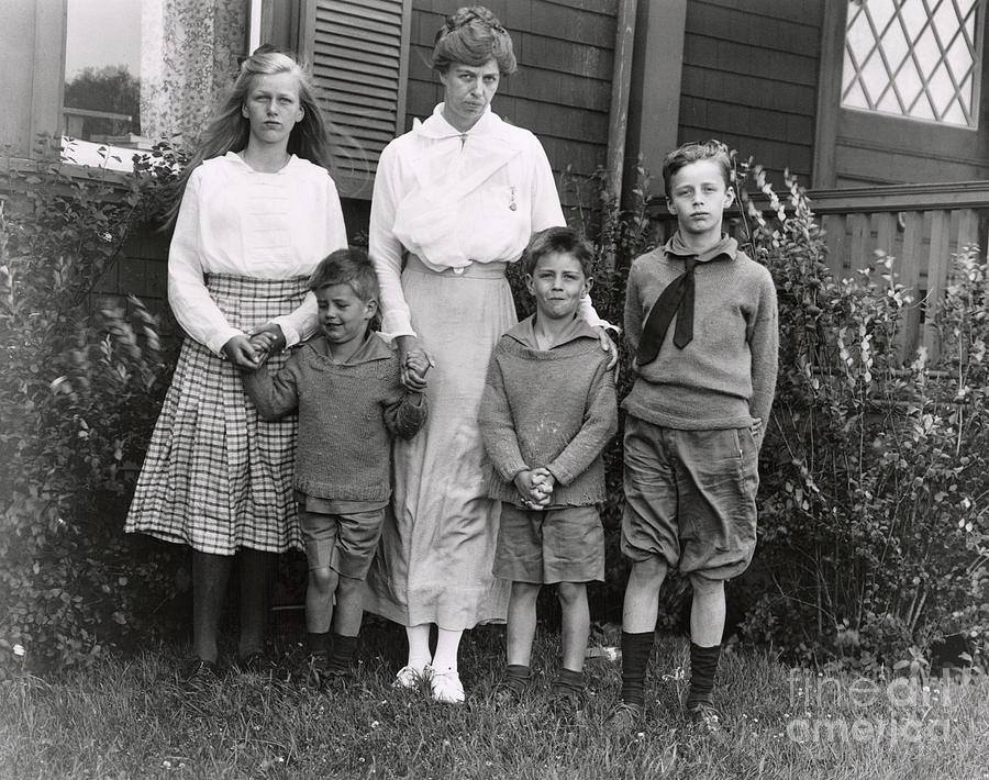 Eleanor Roosevelt With Her Children Photograph by Bettmann