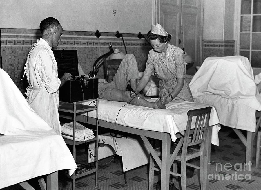 Electric Therapy Treatment Photograph by National Library Of Medicine/science Photo Library