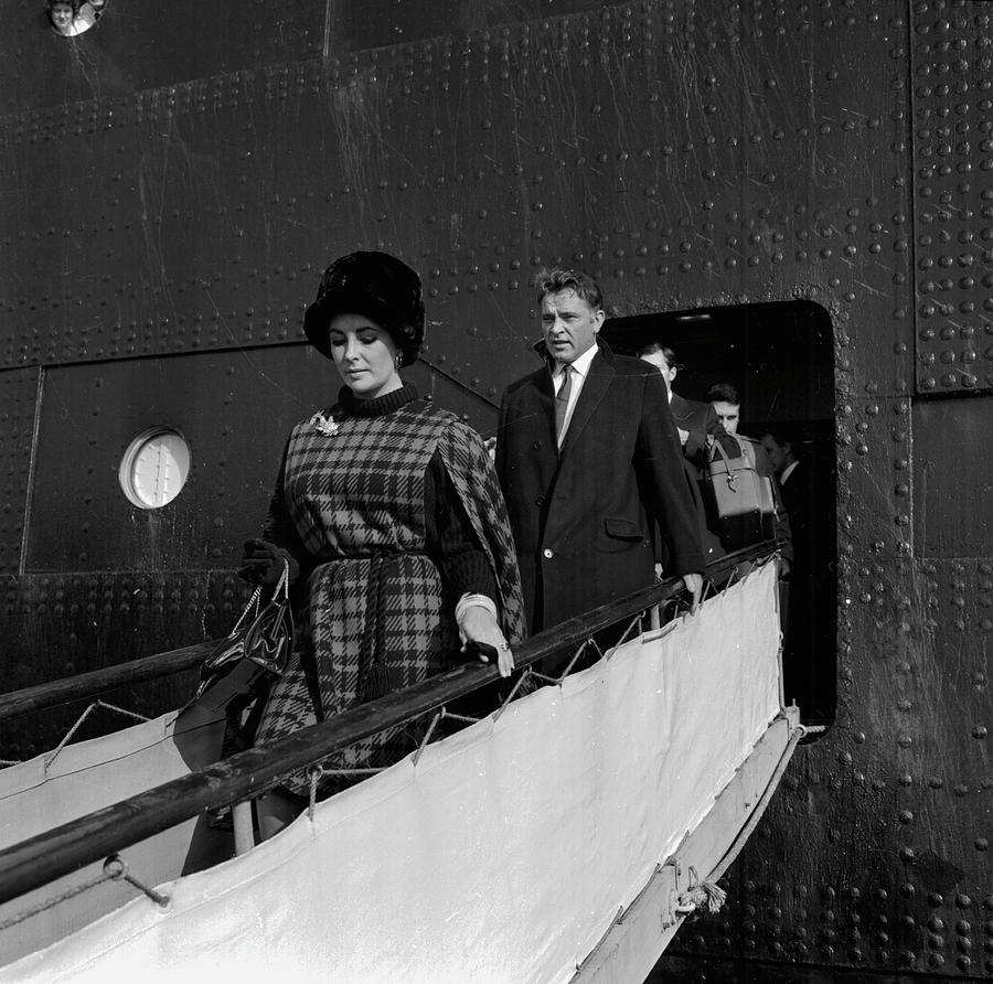 Elizabeth Taylor And Richard Burton Photograph by Express