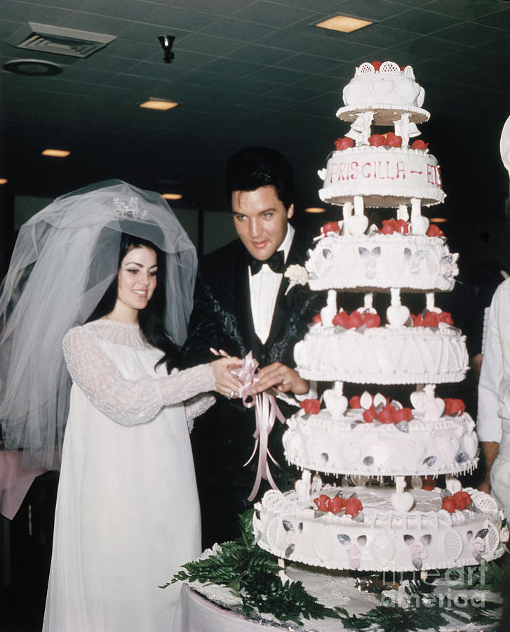 Elvis And Priscilla Presley Cutting Photograph by Bettmann