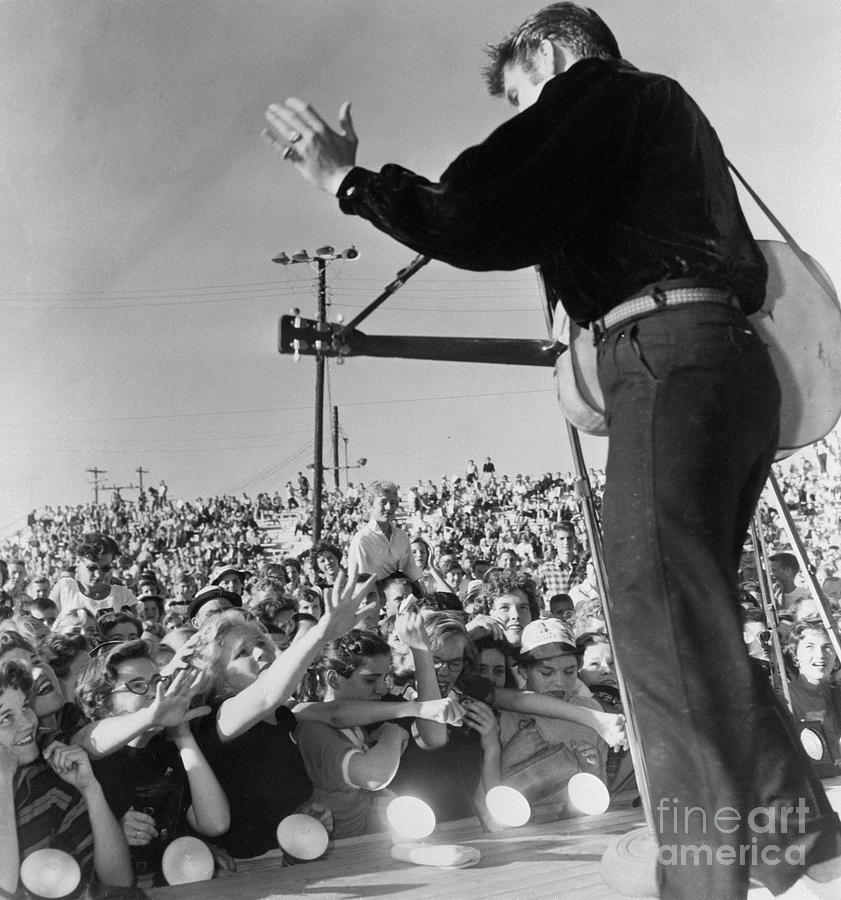 Elvis Performing For His Hometown Crowd Photograph by Bettmann