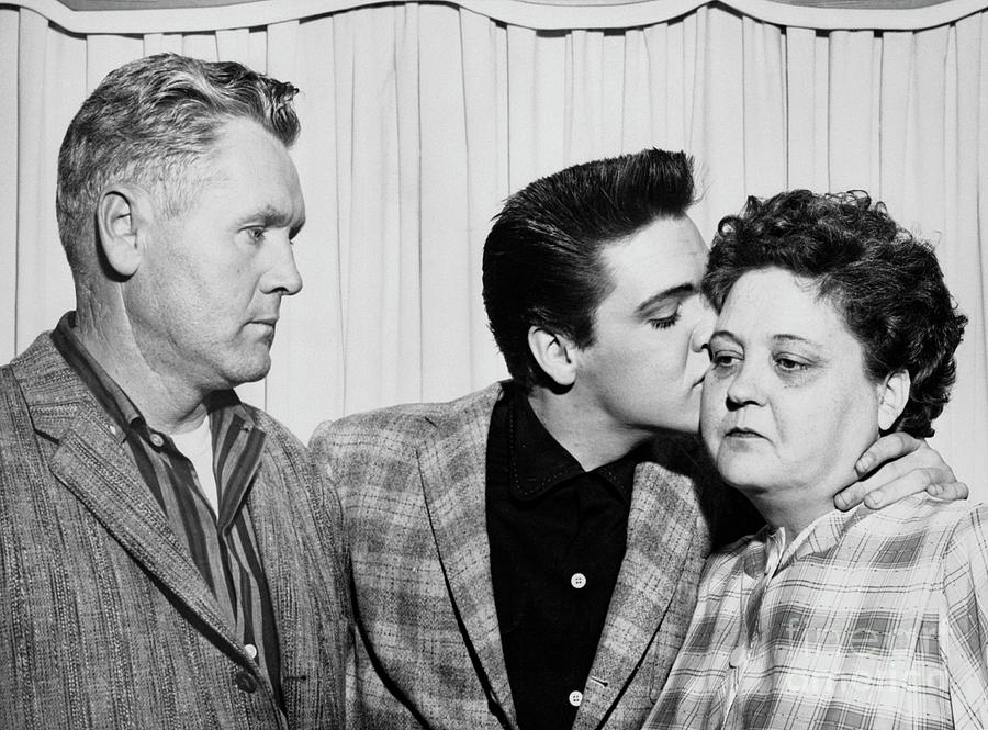 Elvis Presley With His Parents Photograph by Bettmann