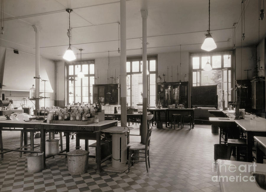 Empty Laboratory In Paris Photograph by Bettmann