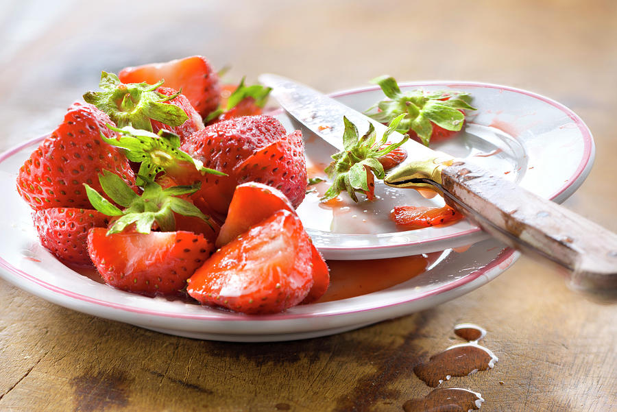 Equeuter Des Fraises Straining He Wshed Strawberries Photograph By ...