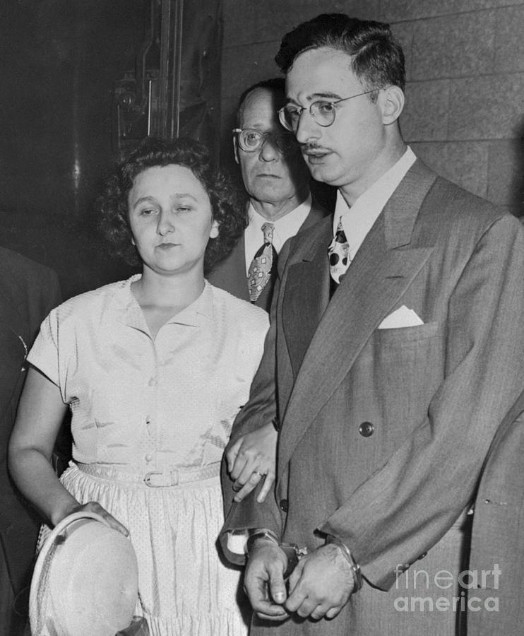Ethel And Julius Rosenberg Leaving Court Photograph by Bettmann