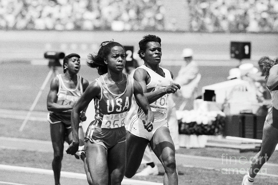 Evelyn Ashford Winning 100 Meter Photograph by Bettmann
