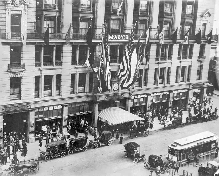 Exterior View Of Macys In Nyc, 1910 Photograph by Bettmann