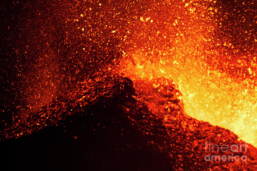 Eyjafjallajokull Volcano Erupting Photograph by Olivier Vandeginste/science Photo Library