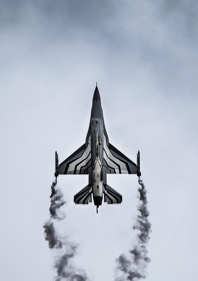 F-16 Fighting Falcon flying up Photograph by Scott Lyons