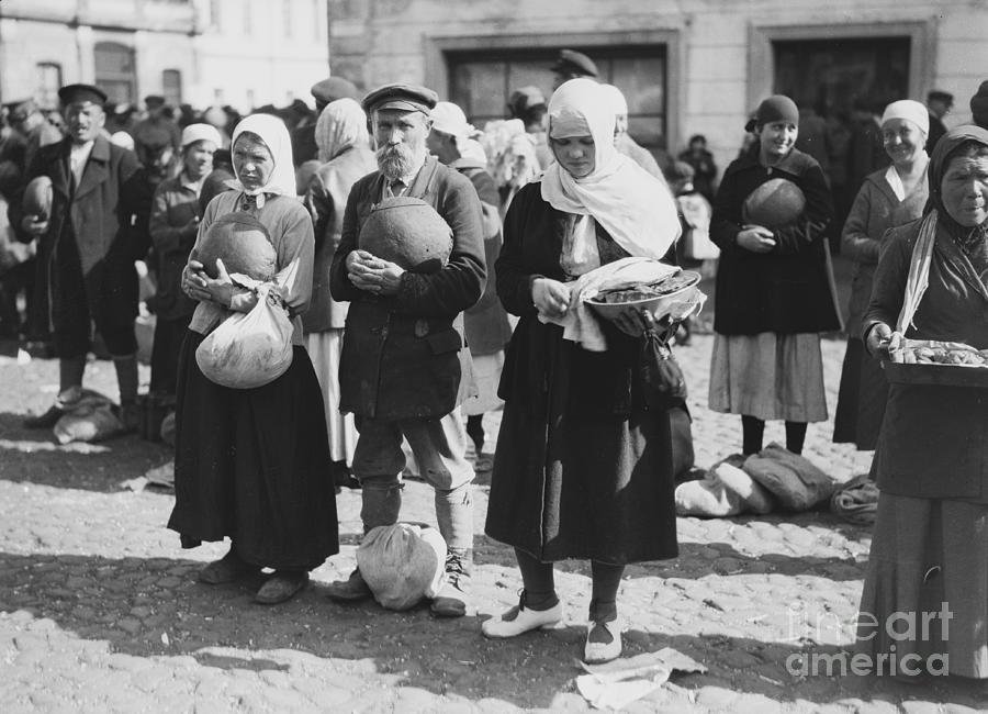 Families Carrying Food Photograph by Bettmann