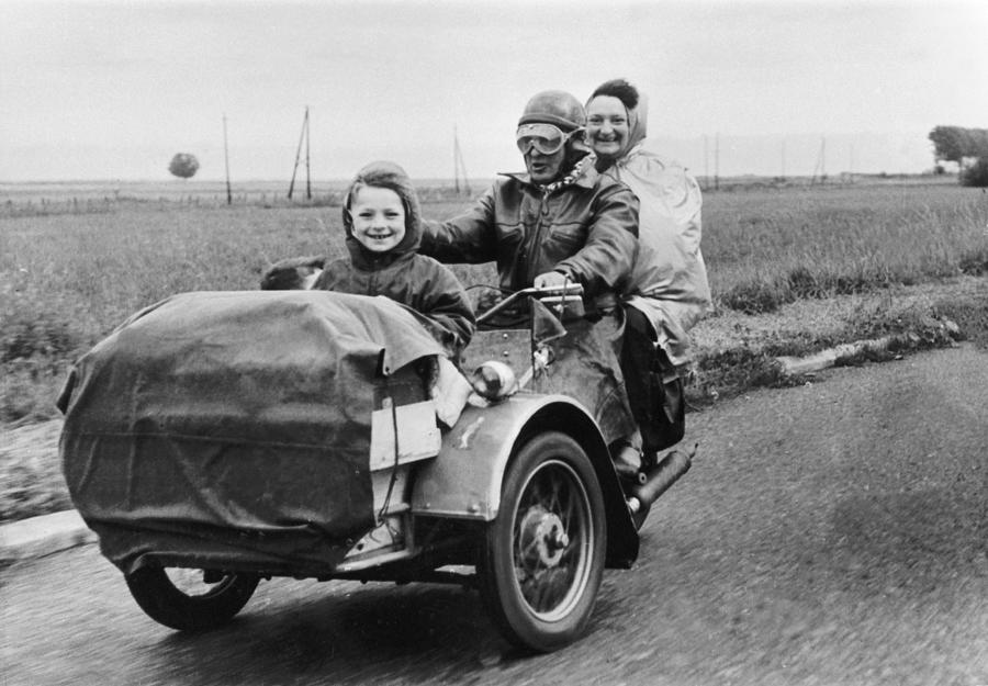 Family Going On Holidays On A Delivery Photograph by Keystone-france