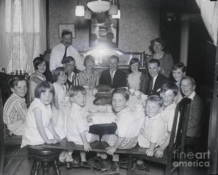 Family Of 17 Seated At Dinner Table Photograph by Bettmann
