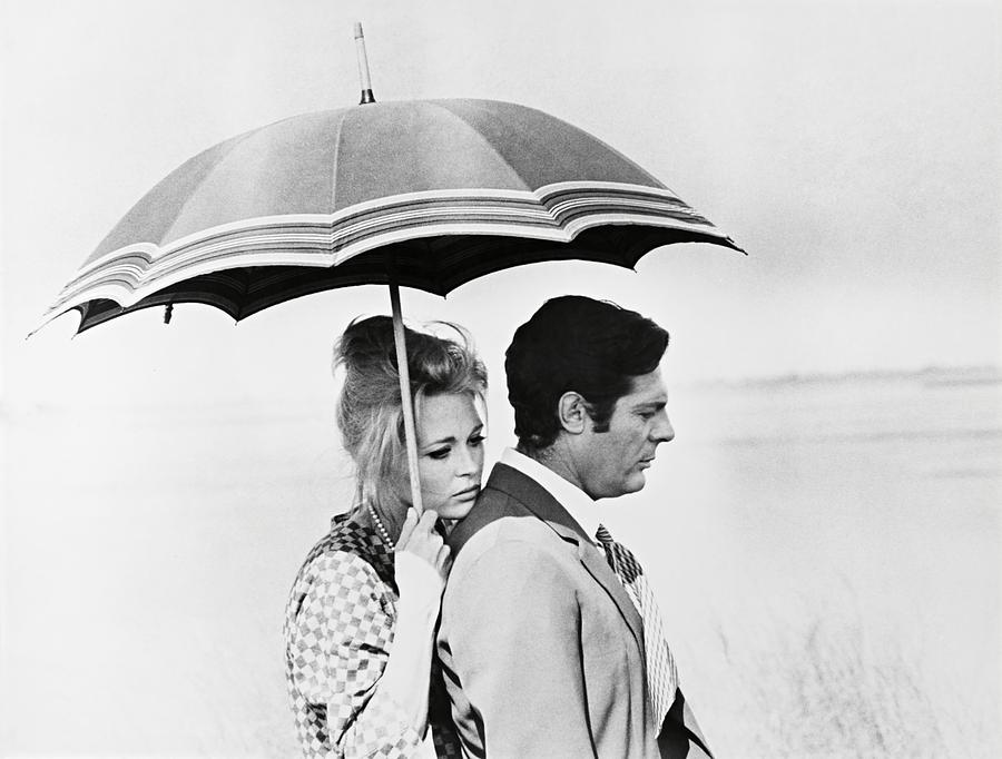 FAYE DUNAWAY and MARCELLO MASTROIANNI in PLACE FOR LOVERS -1968- -Original title AMANTI-. Photograph by Album