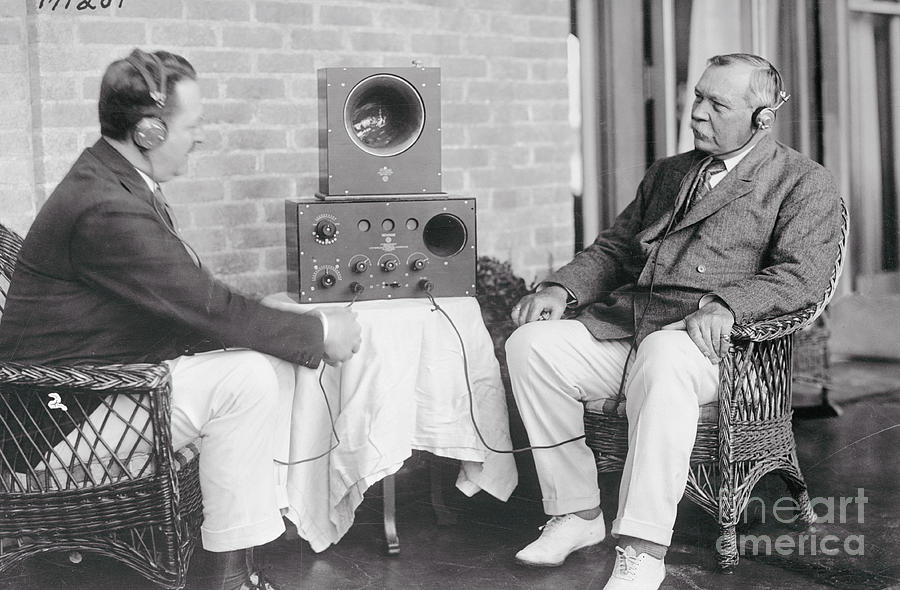 F.d. Waller Explaining The Radio To Sir Photograph by Bettmann