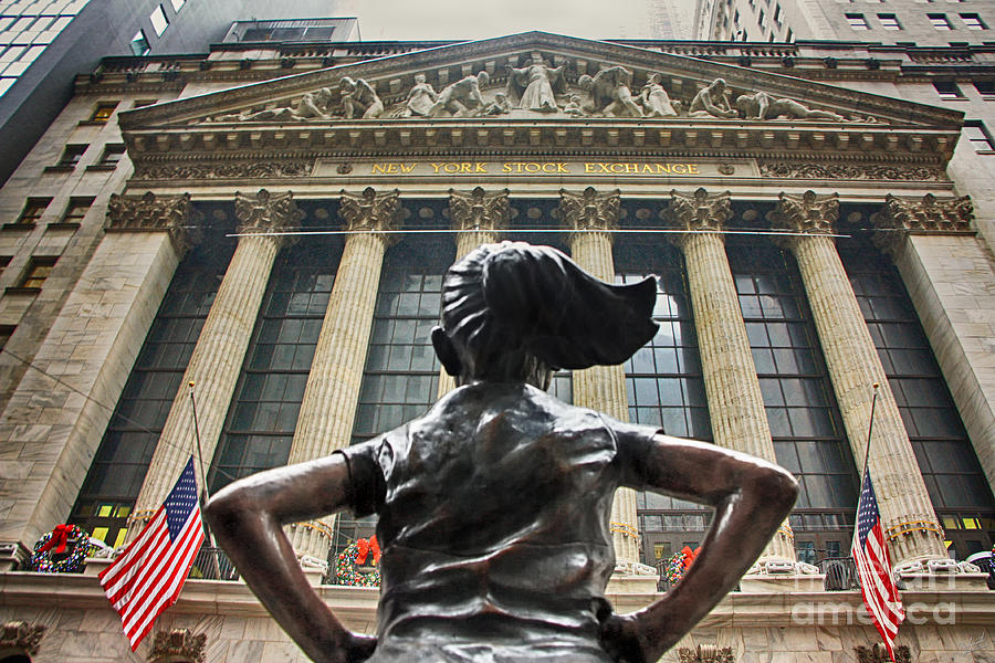 fearless-girl-statue-in-front-of-new-york-stock-exchange-9-photograph