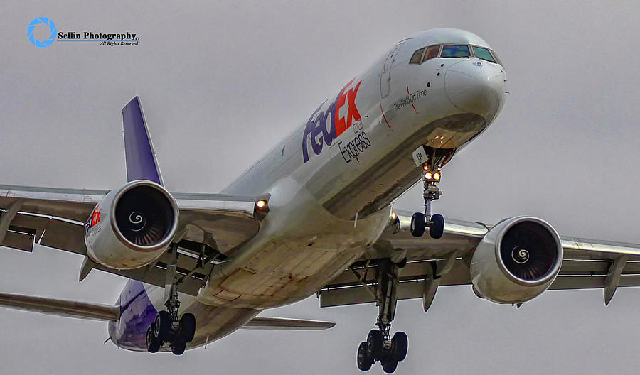 FedEx on Approach Photograph by Frank Sellin