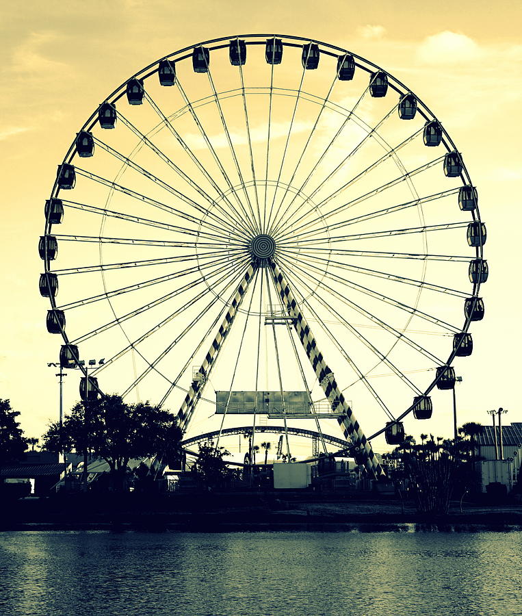 Abstract Photograph - Ferris Wheel by Laurie Perry