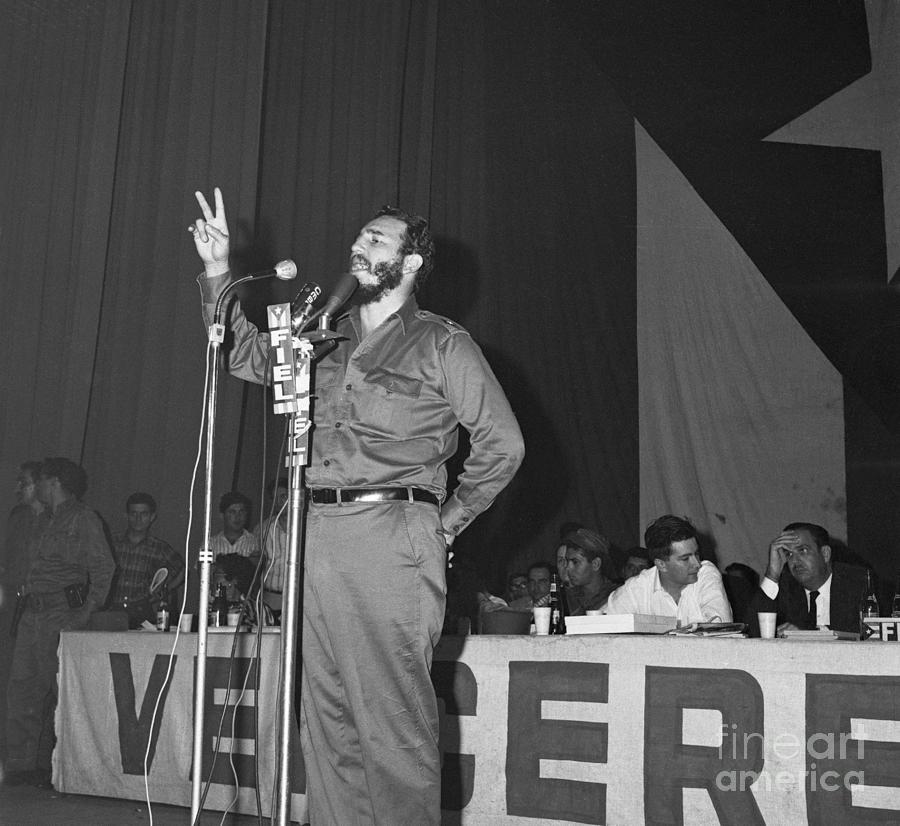 Fidel Castro Giving Victory Sign Photograph by Bettmann