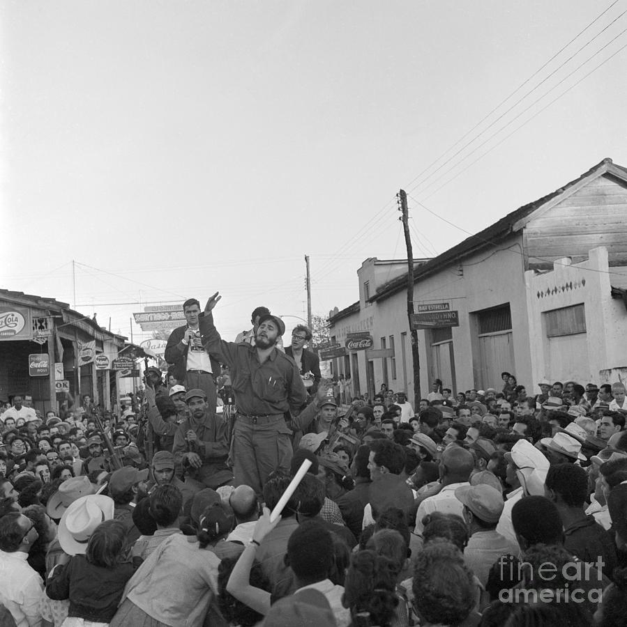 Fidel Castro In Center Of Citizens Photograph by Bettmann