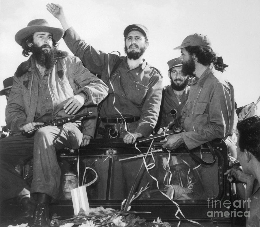Fidel Castro Waving Photograph by Bettmann
