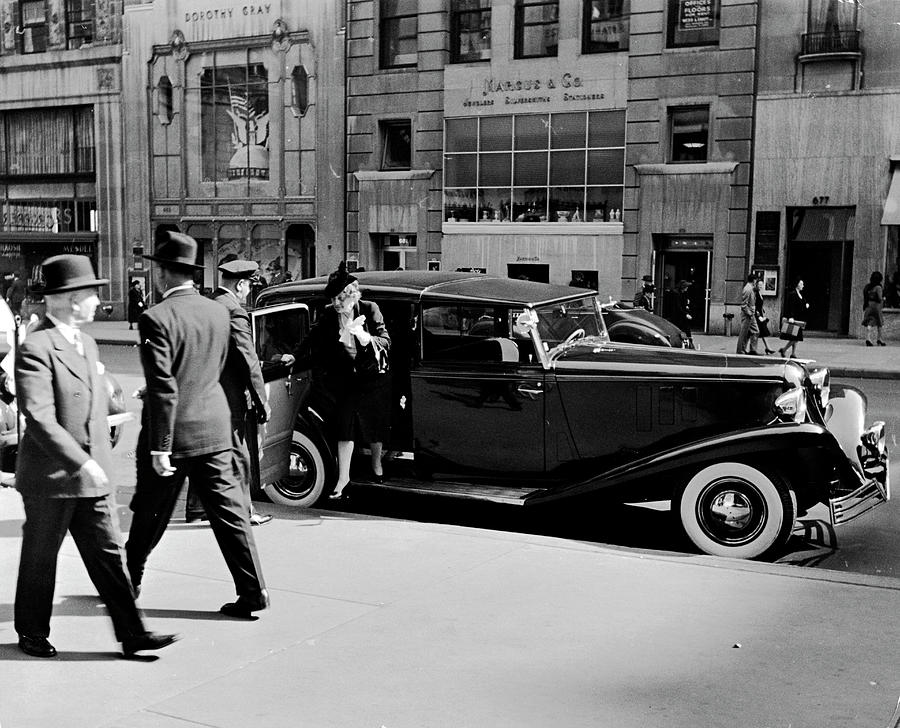 Black And White Photograph - Fifth Avenue In Midtown by Alfred Eisenstaedt