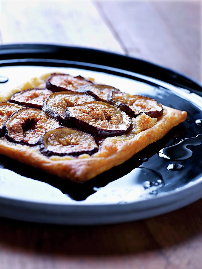 Fig And Tabacco Syrup Tart Photograph by Amiel