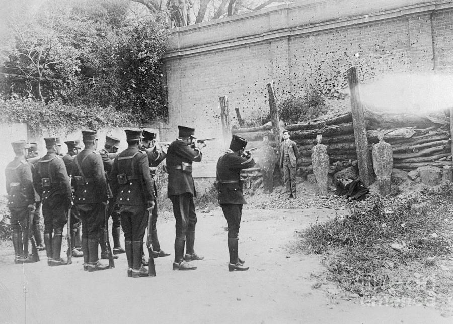 firing-squad-in-mexico-by-bettmann