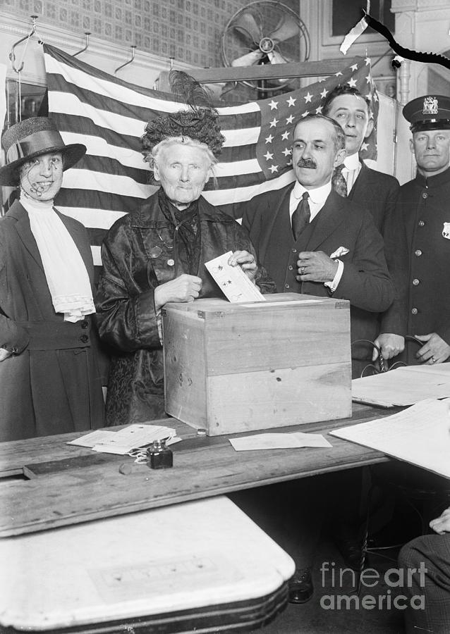 First Woman To Register For The Vote Photograph by Bettmann - Fine Art ...