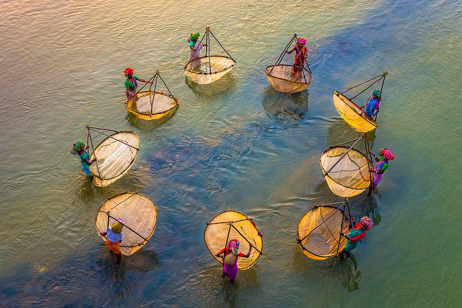 Fisherwomen At Work Photograph by Saurabh Sirohiya