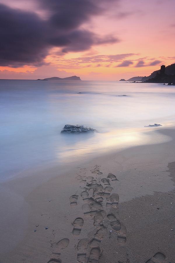 Footprints On Beach At Sunset Photograph by Oscar Gonzalez