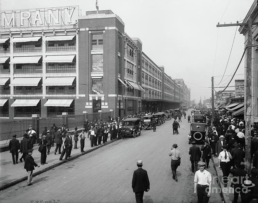 Four Oclock Shift, Ford Motor Company, Detroit, 1910-20 (b/w Photo) Photograph by Detroit Publishing Co