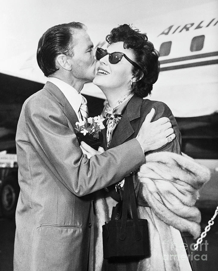 Frank Sinatra Kissing Wife Ava Gardener Photograph by Bettmann
