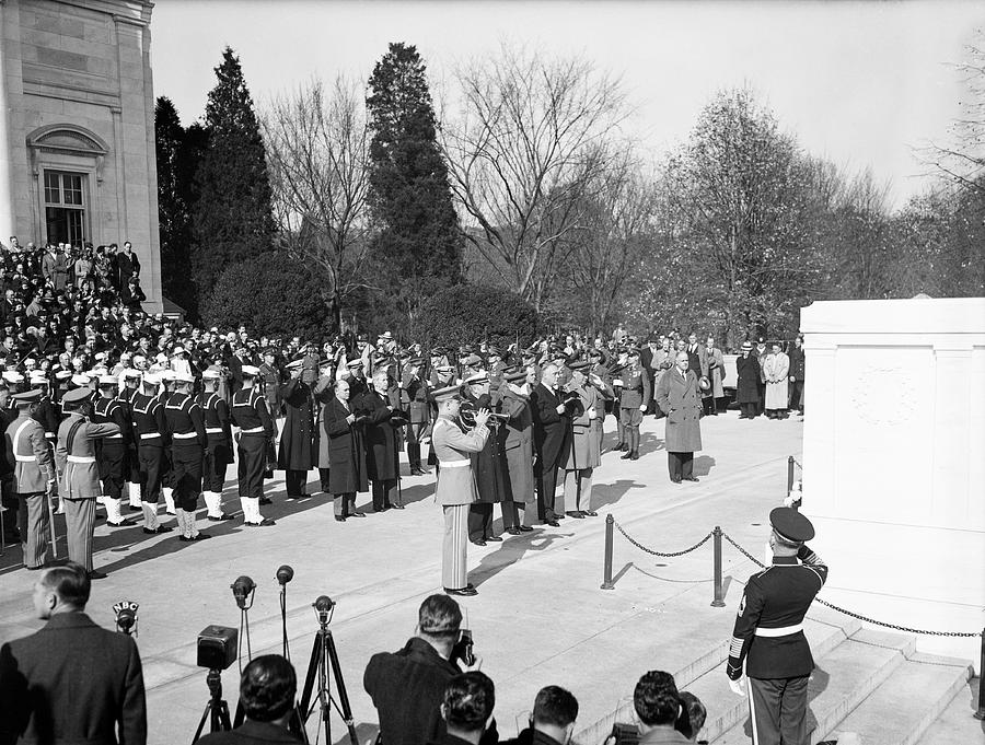 Franklin Roosevelt At Tomb Of The Unknown Soldier Photograph by Photo ...