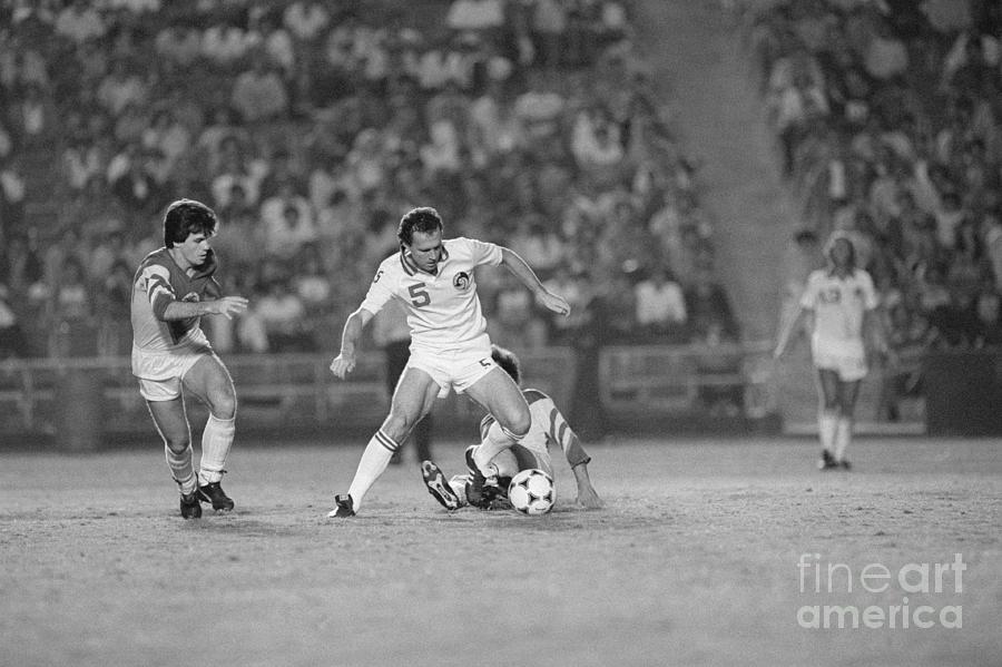 Franz Beckenbauer Competing In A Soccer Photograph by Bettmann