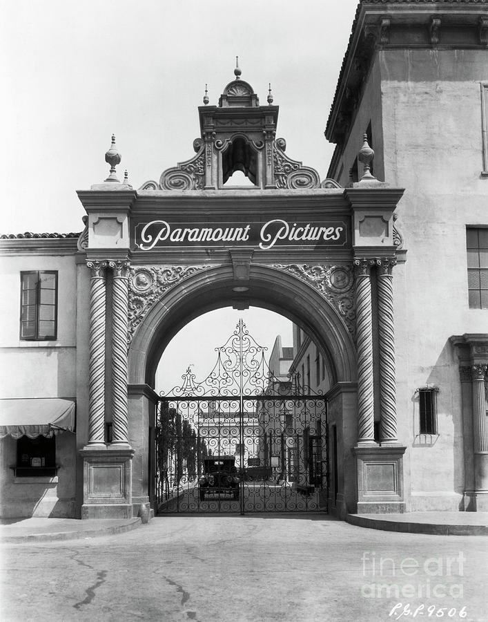 Front Gate To Paramount Studio 1920s Photograph by Bettmann