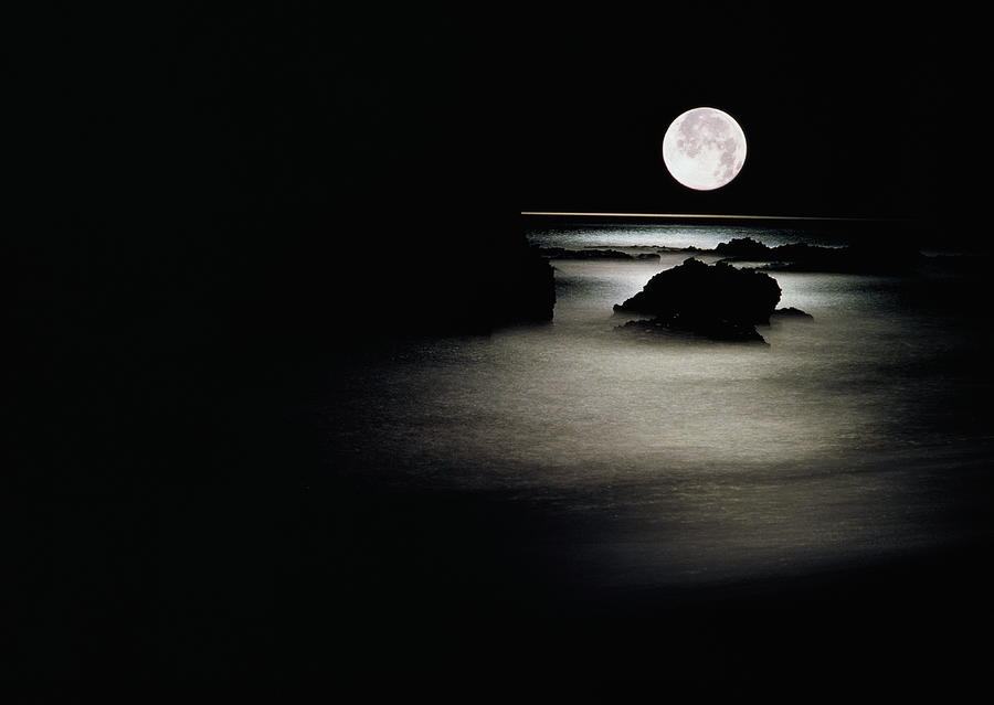 Черные ночи холодные ночи. Луна одиночество. Ночь в море. Серебристая ночь. Ночь Луна одиночество.