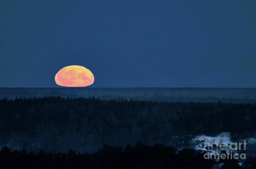 Full Moon Setting At Night Photograph by Pekka Parviainen/science Photo Library