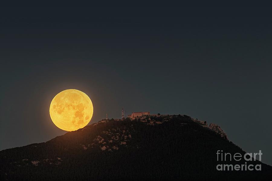 Full Moon Setting Photograph by Juan Carlos Casado (starryearth.com) / Science Photo Library