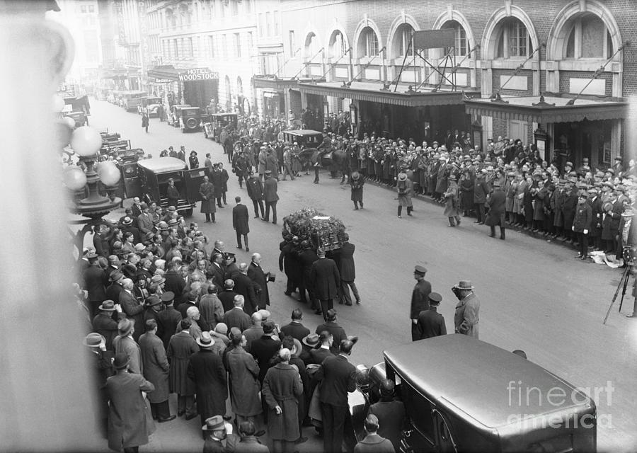 Funeral Procession For Harry Houdini Photograph by Bettmann