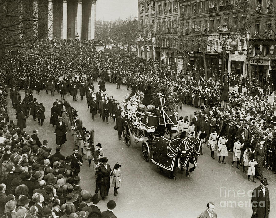 Funeral Procession Of Actress Sarah Photograph by Bettmann