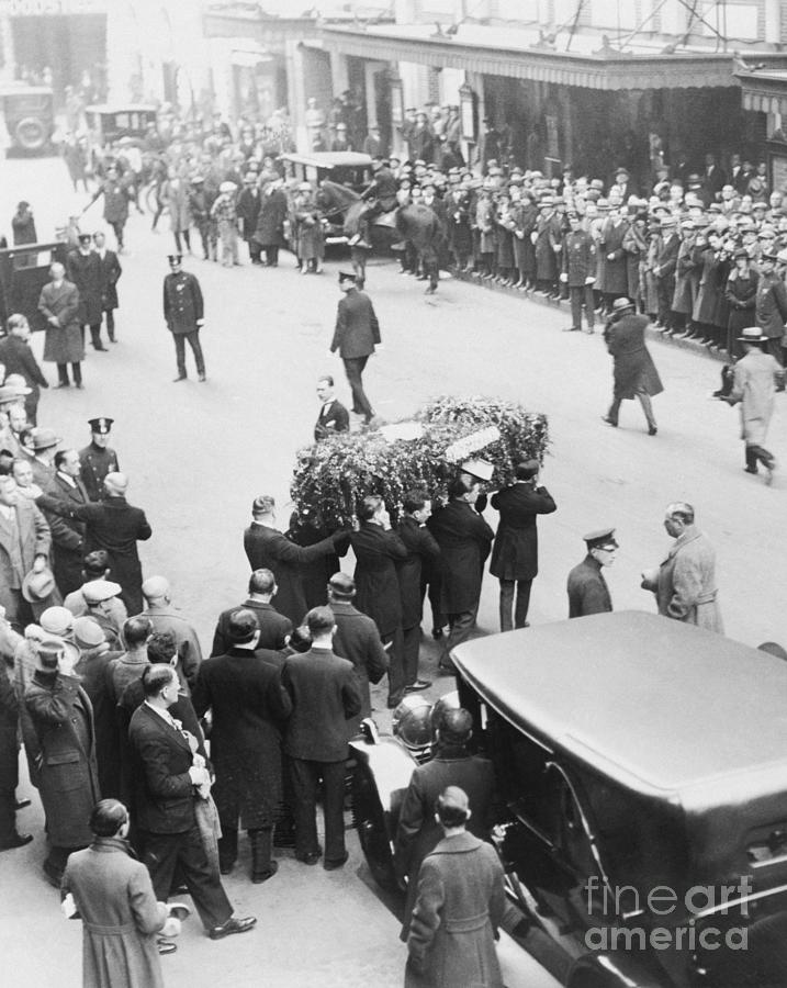Funeral Procession Of Harry Houdini Photograph by Bettmann